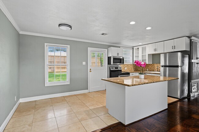 Building Photo - 5202 Nina Lee Ln