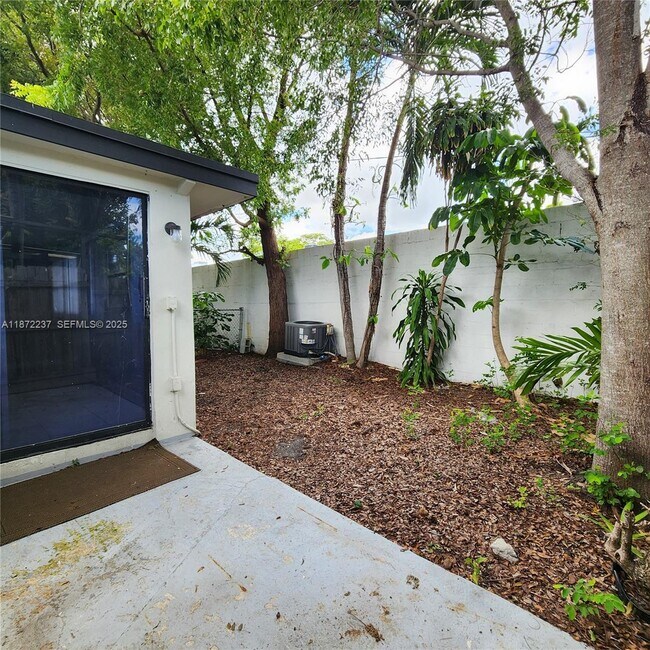 Building Photo - 1940 NE 31st Ct