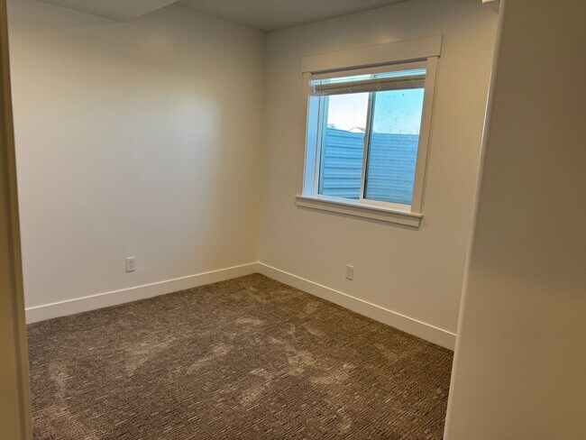Building Photo - 3 Bedroom 2 Bathroom -Basement Apartment-Saddlebrook Dr. Santaquin