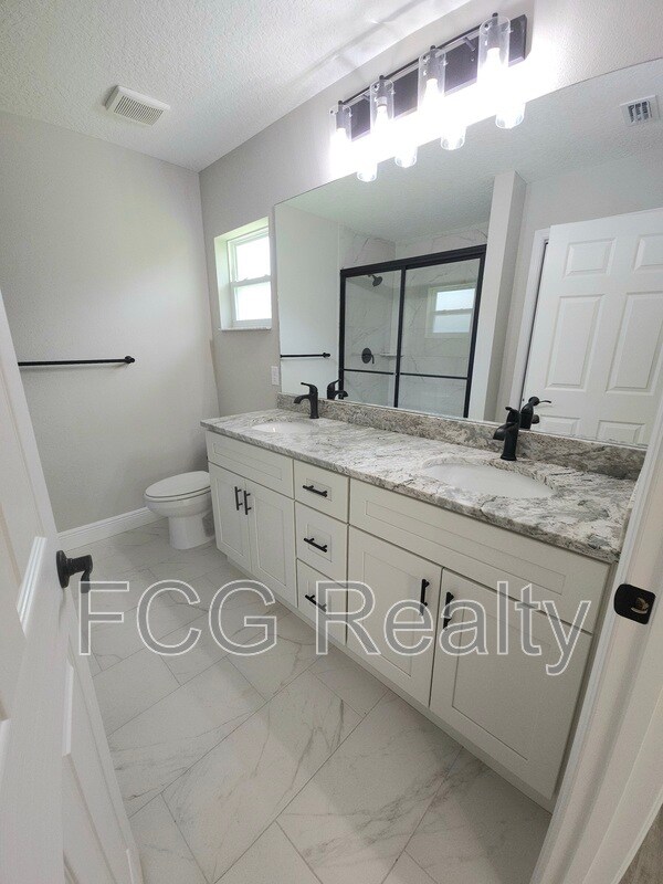 Building Photo - 9412 N Pineview Way