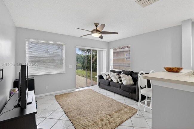 Building Photo - 9481 Oak Grove Cir