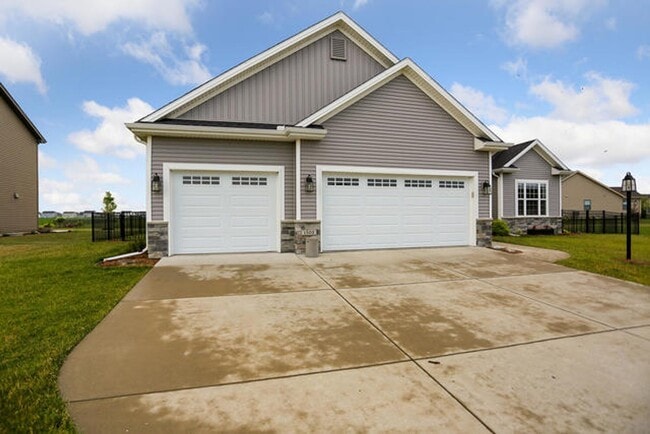 Building Photo - 4 Bedroom Ranch in SW Champaign - Availabl...