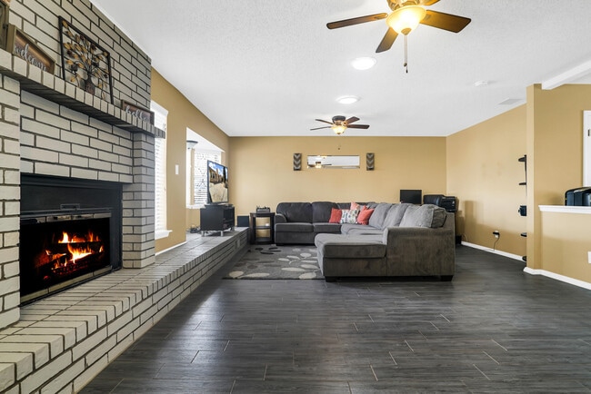 Building Photo - 5664 Longview Dr