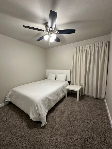 Bedroom 1/queen size bed - 75 Windsor Ct