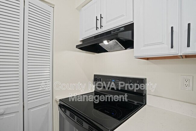Building Photo - 1611 Carriage House Terrace