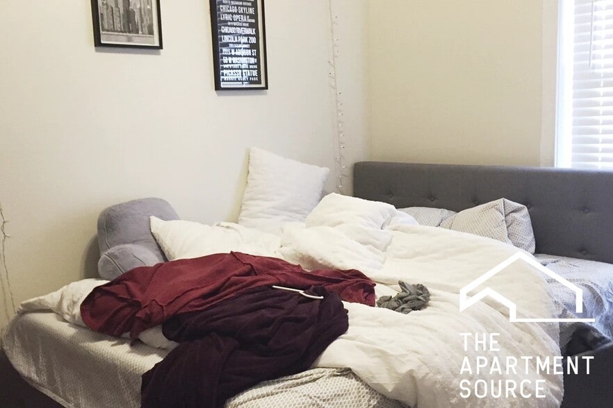 Building Photo - 917 W Waveland Ave