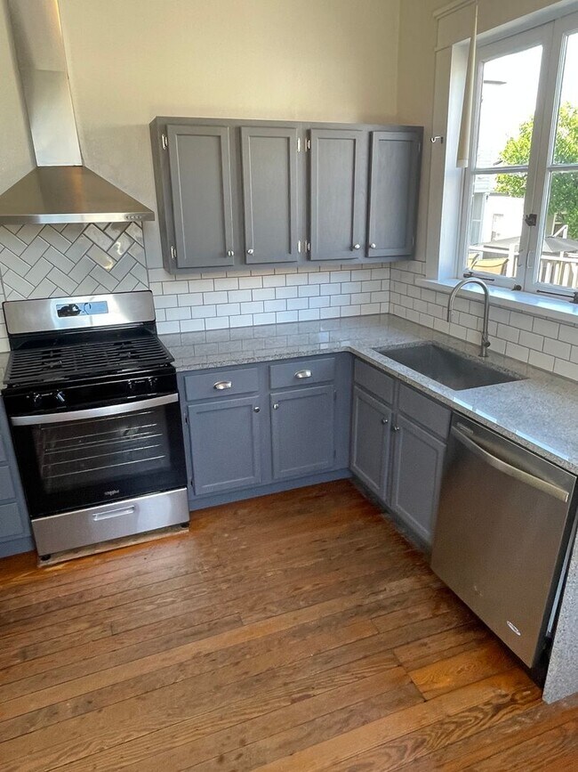 Building Photo - 3115-3115 Constance St