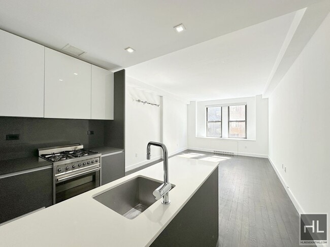 Primary Photo - 3 bedroom 3 bathroom / Doorman/ Gym/ Pool ...
