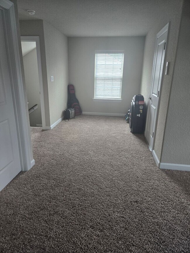 Building Photo - Beautiful model home end unit