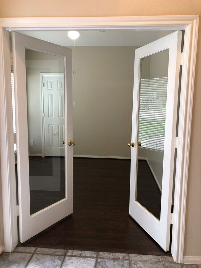 Building Photo - 818 Oak Lodge Ct