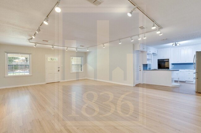 Building Photo - 2205 Sharon Ln