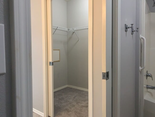 Building Photo - Charming 2Bed, 2Bath Condo in Auburn WA