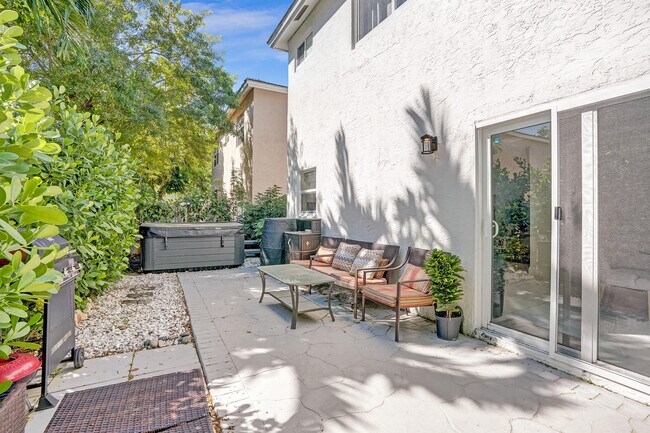 Building Photo - 9841 NW 9th Ct