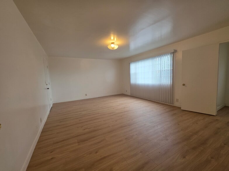 Building Photo - 220 S Pannes Ave