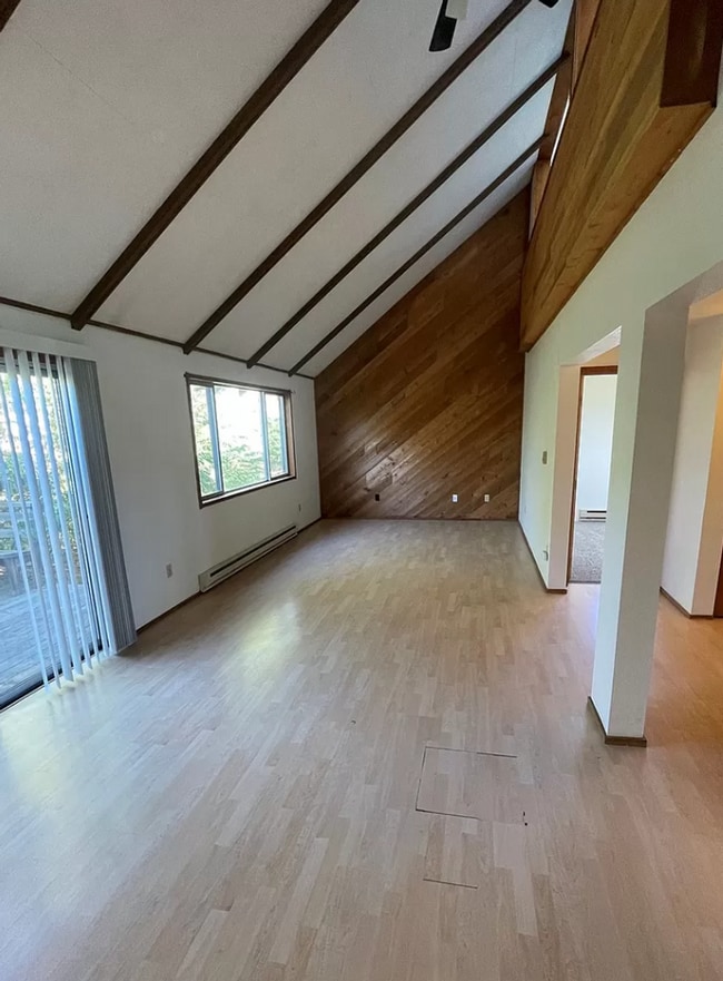 Building Photo - Custom 3 Bedroom Home for Rent