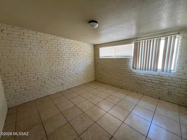 Building Photo - 425 E Delano St