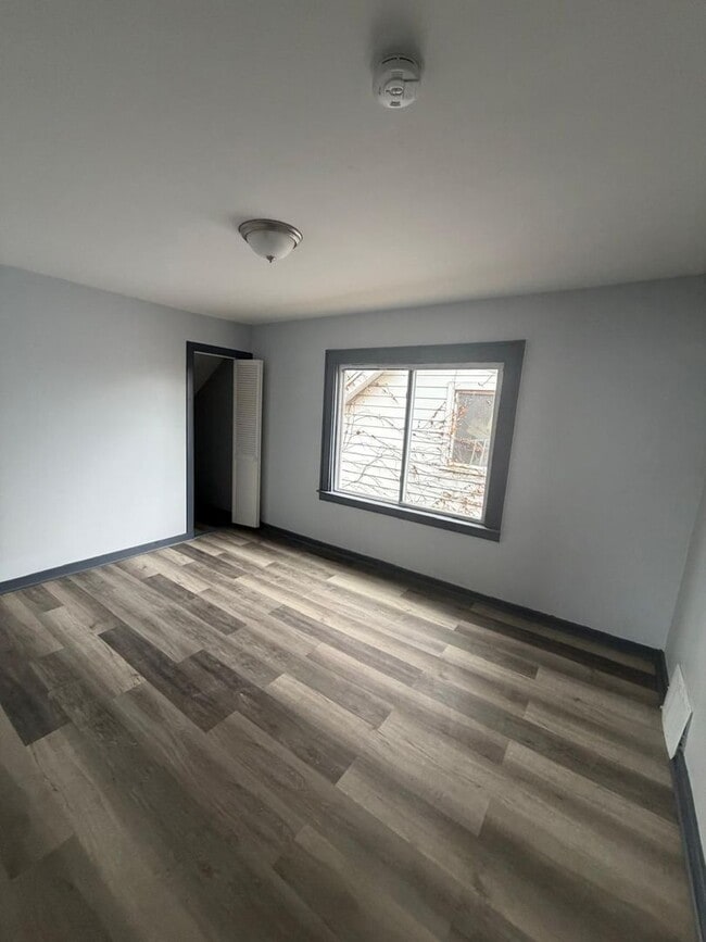 Building Photo - 4 bedroom 2 full bathroom!