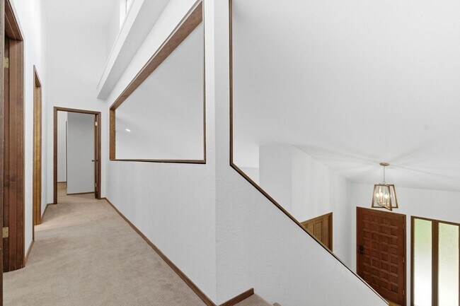 Building Photo - Spacious Bainbridge Island Home