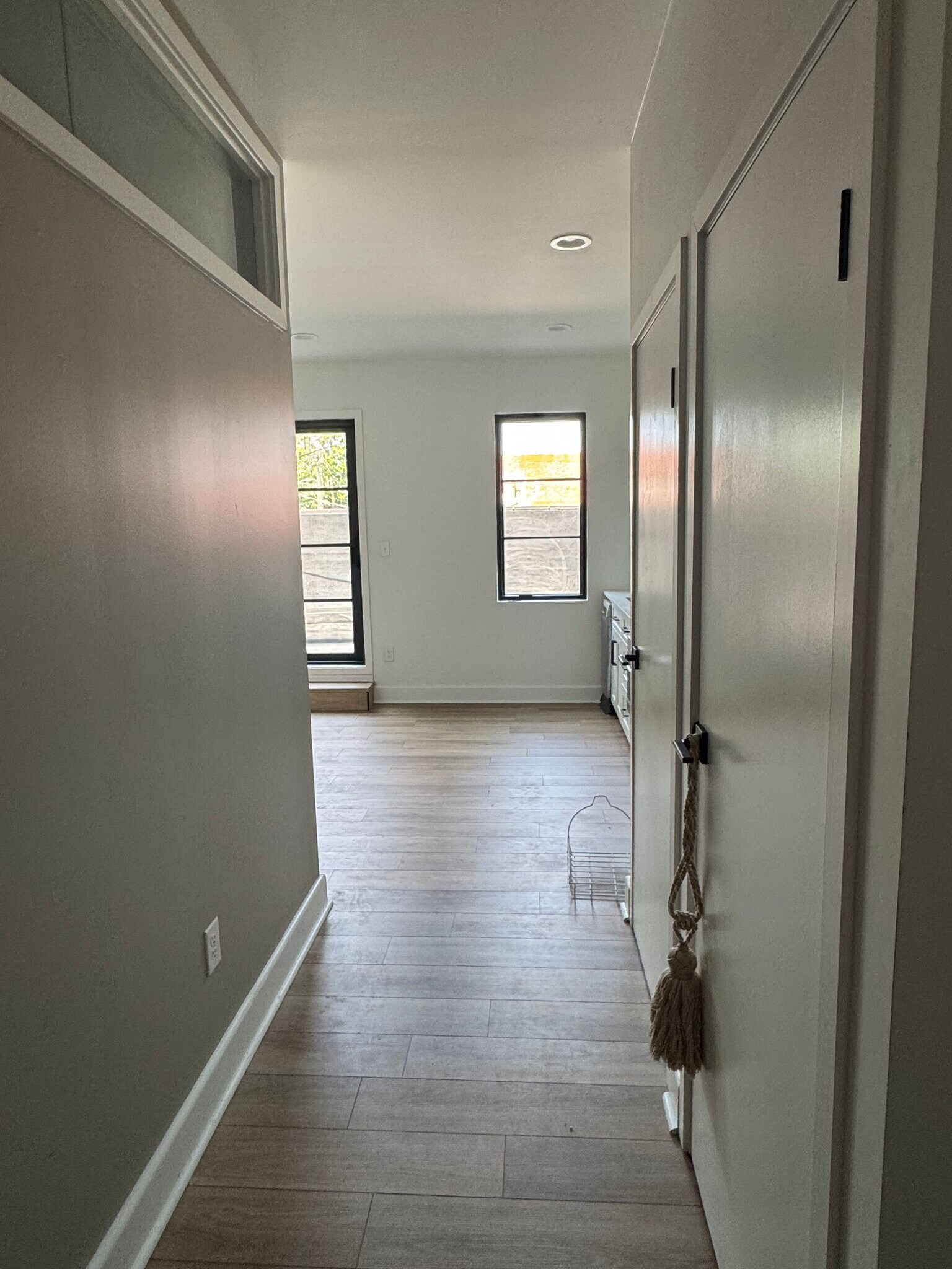 hallway - 3101 W Cary St