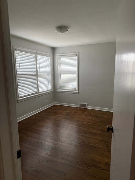 Building Photo - 2854 W Farragut Ave