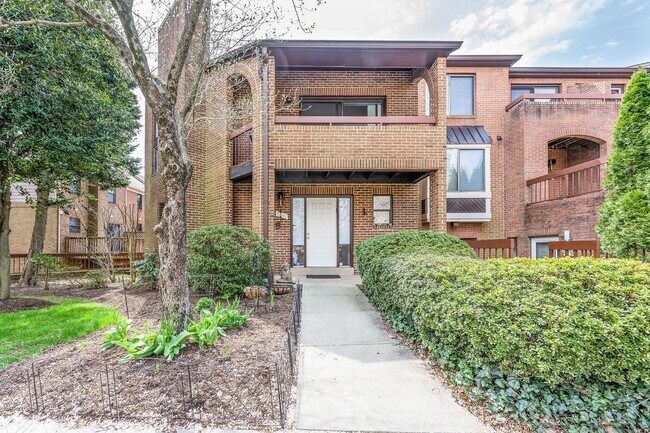 Building Photo - Stunning 4 Bedroom 3 and a Half Bath Bethe...