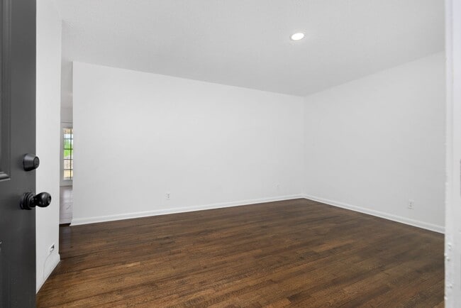 Building Photo - 3 bedroom, 2 bath recently renovated in So...