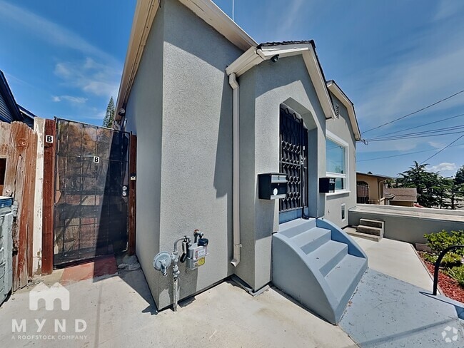 Building Photo - 2860 Montana St