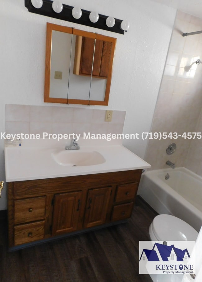 Building Photo - Cute House with 2 Bedrooms/1 Bathroom with...