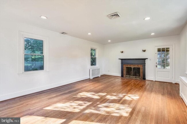 Building Photo - 400 Meadow Ln