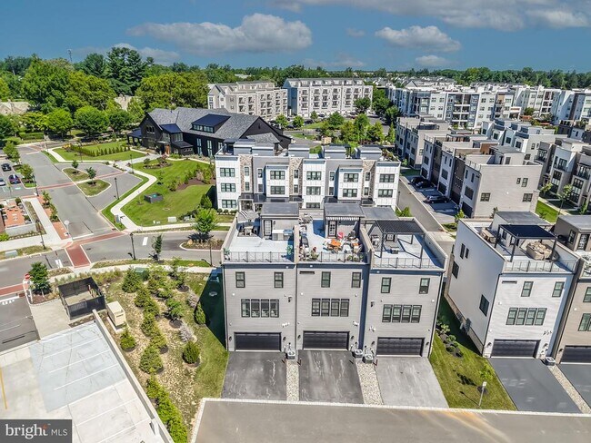 Building Photo - 300 Squire Dr