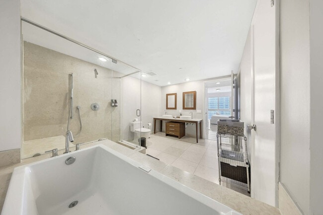 Building Photo - 485 Brickell Ave