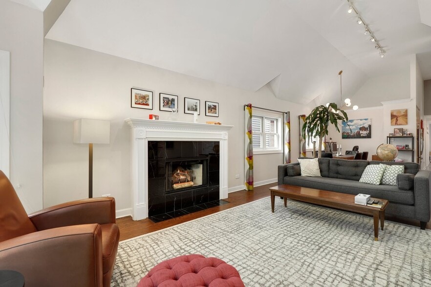 Living Room Detail - 2117 W Evergreen Ave