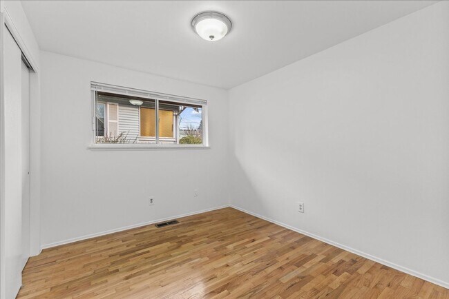 Building Photo - Bright and Updated Beacon Hill Rambler