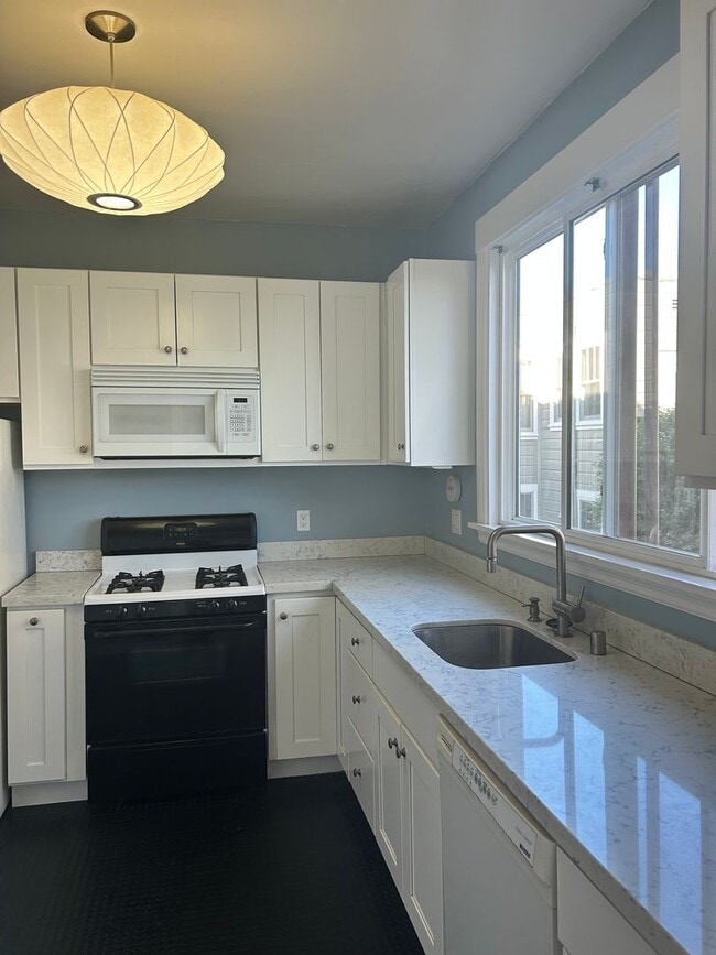 Building Photo - Russian Hill Large Studio Condo!