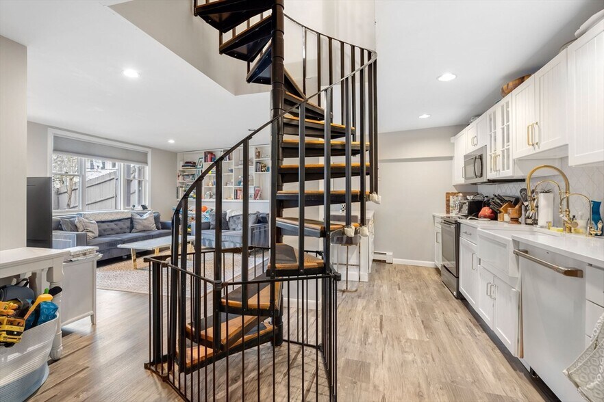 Building Photo - 55 Russell St