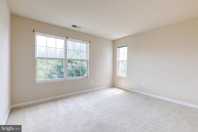 Building Photo - Welcome to Observation Drive! This lovely 3bd 2.5bth home is ready and waiting for you.