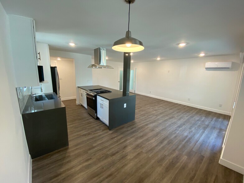 Open Floor plan - 1527 Granville Ave