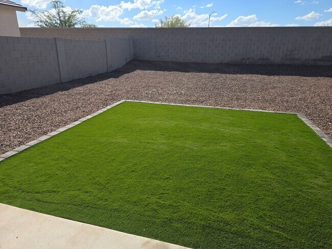 Building Photo - Stunning Sundrop Model Home – Brand New an...