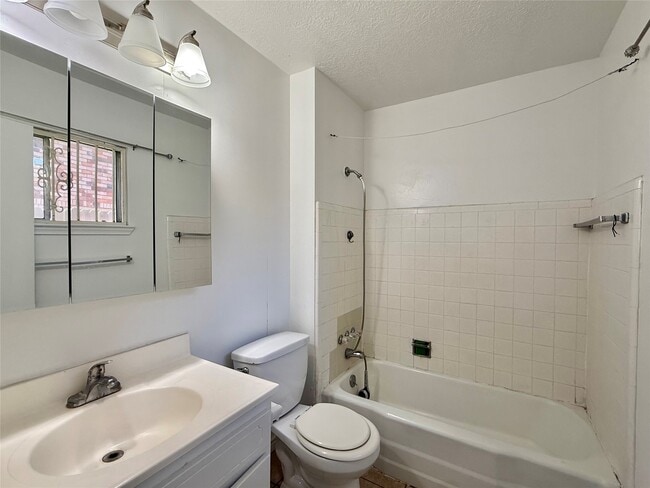 Building Photo - 8906 Leader St