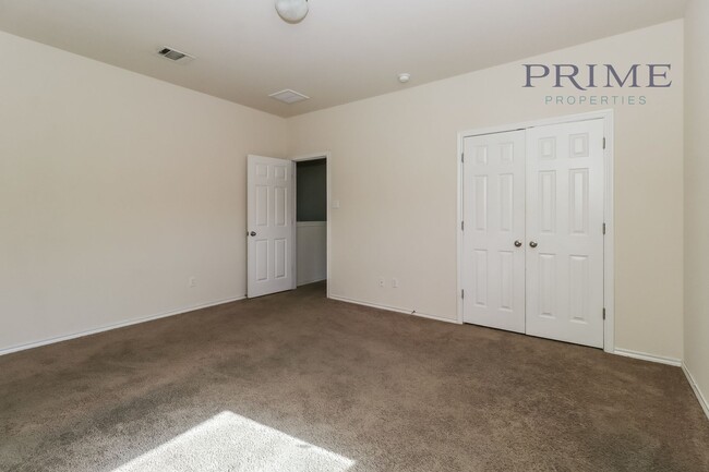 Building Photo - Beautiful two story Townhouse