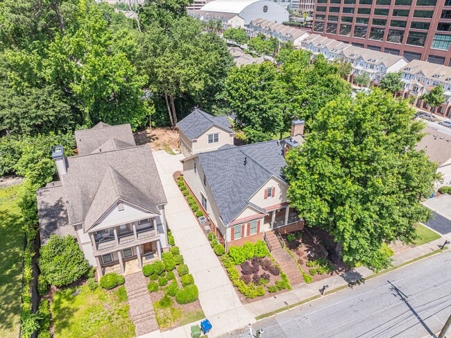 Building Photo - Stunning 4-bedroom, 3.5-bathroom home loca...