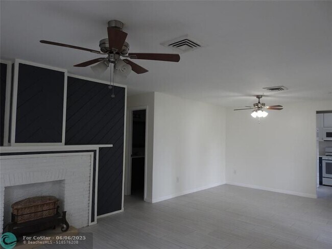Building Photo - 1534 SW 10th Ave