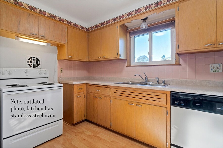 Kitchen - has STAINLESS STEEL Appliances - 1651 N 116th St