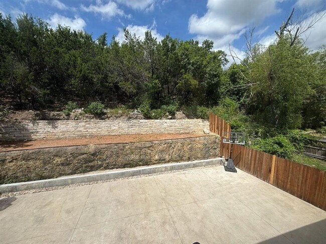 Building Photo - 7730 Lakewood Dr