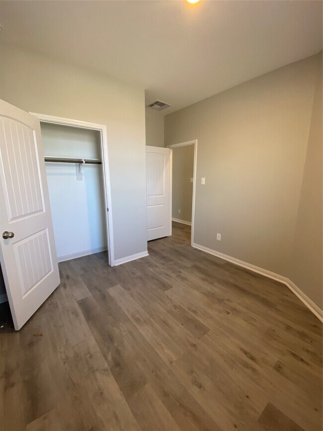 Building Photo - 16620 Merry Pines Dr
