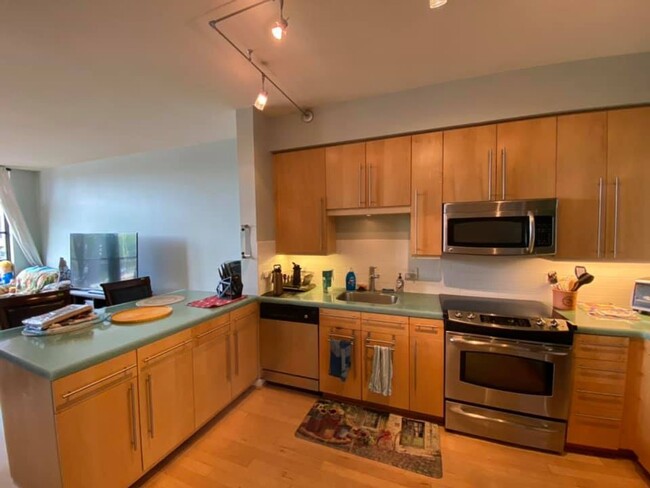 Building Photo - Lovely 1 BR + Den/1 BA Condo in Mount Vern...