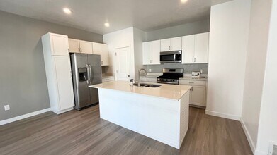 Building Photo - 4 Bed/ 3.5 Bathroom house in Lehi