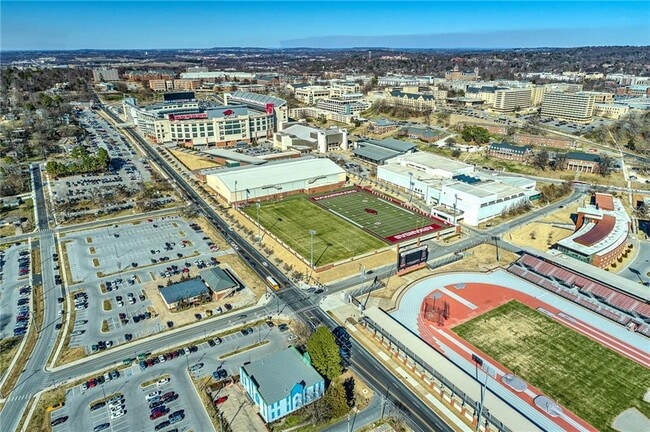 Building Photo - 1935 W Stone St