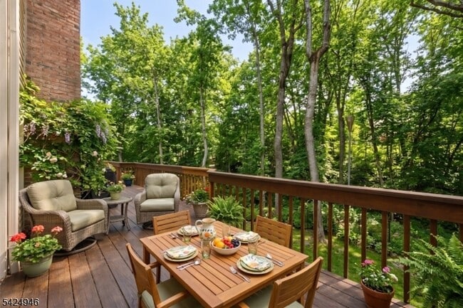 Building Photo - 11 Rosewood Ln