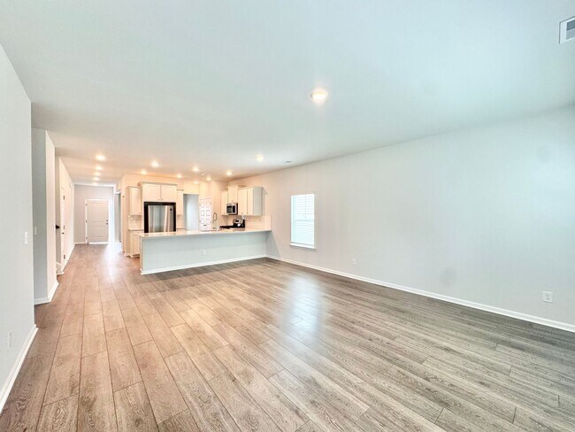 Building Photo - 5 Bedroom, 3.5 Bath Home!